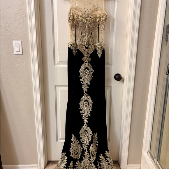Dave & Johnny Black and Gold Mesh Gown